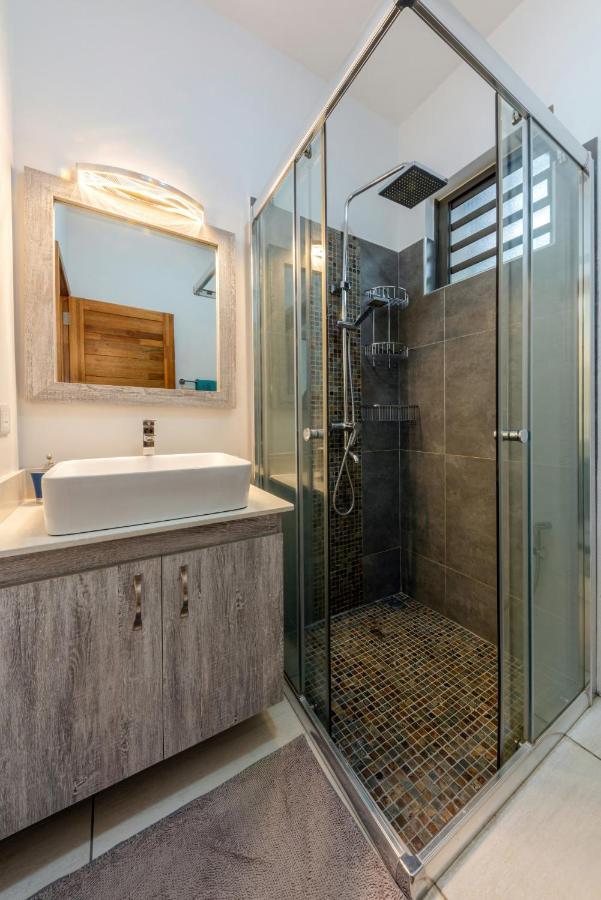 West Wood Holiday Apartment, C6 - Flic En Flac With Pool At A Quiet Location, Beautifully Decorated And Close To The Beach Flic en Flac Exterior foto